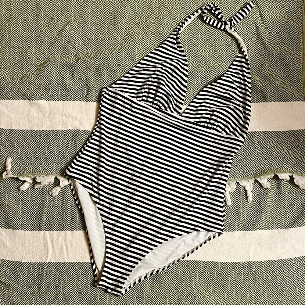 Old Navy•B&W Striped Halter One-Piece Sz XL